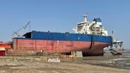 Ein Schrottschiff am Strand in Alang, Westküste von Indien © NDR Foto: Peter Hornung