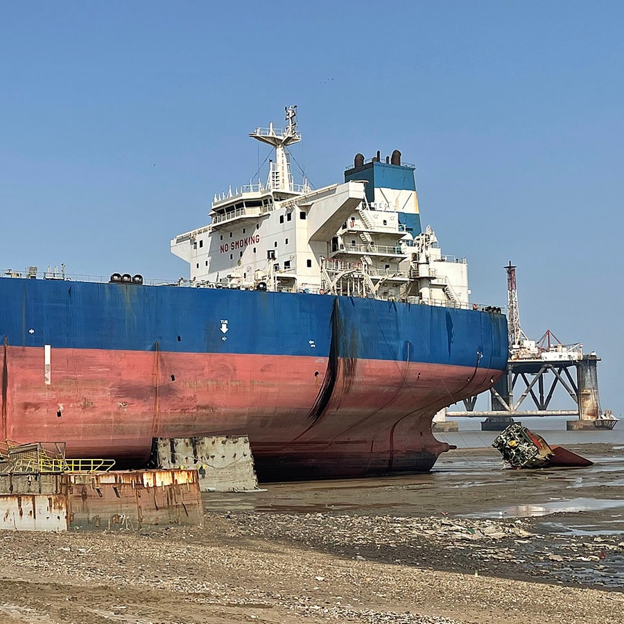 Ein Schrottschiff am Strand in Alang, Westküste von Indien © NDR Foto: Peter Hornung