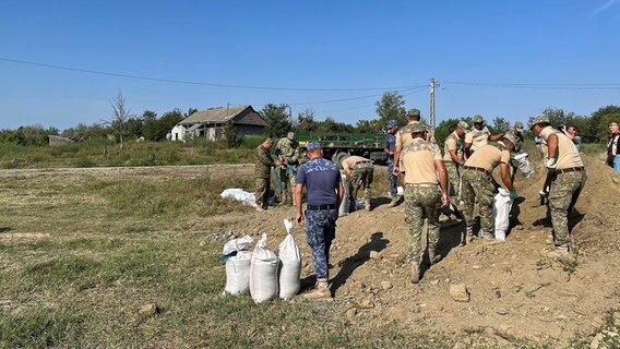 Soldaten der rumänischen Armee bauen einen Bunker. Soldaten der rumänischen Armee bauen einen Bunker. © picture alliance Foto: Silke Hahne
