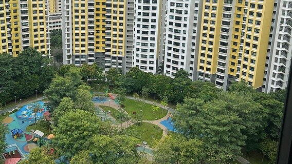 Hohe HDB-Wohnblocks in Singapur mit begrüntem Innenhof und Spielplatz. © ARD Foto: Jennifer Johnston