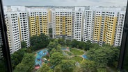 Hohe HDB-Wohnblocks in Singapur mit begrüntem Innenhof und Spielplatz. © ARD Foto: Jennifer Johnston