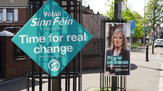Wahlplakate der Partei Sinn Fein an einer Straße. Slogan: Time for a real change. © dpa picture alliance Foto: Larissa Schwedes