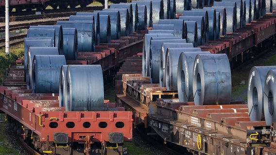 Stahlcoils aus dem Warmbandwerk von Thyssenkrupp steel kühlen auf Gueterwagen im Aussenbereich ab, Duisburg. © picture alliance Foto: Rupert Oberhäuser