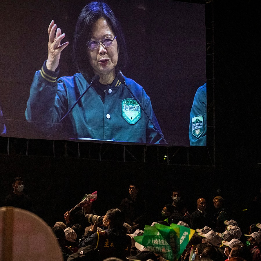 Präsidentin Tsai Ing-wen spricht während einer Wahlveranstaltung der demokratischen Fortschrittspartei (DPP) © picture alliance / ZUMA Foto: Alex Chan Tsz Yuk