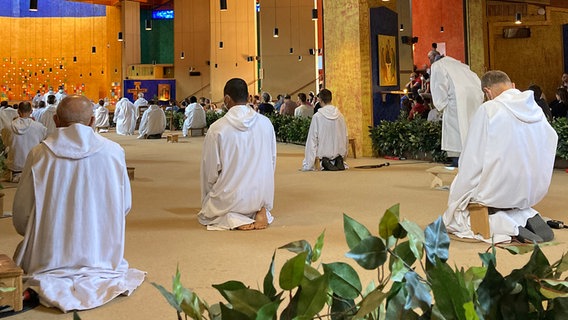 Ordensbrüder beten im franzosischen Taizé. © ARD Foto: Stefanie Markert