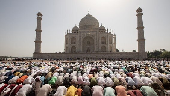 Muslime beten vor dem Taj Mahal. © picture alliance Foto: Amarjeet Kumar Singh
