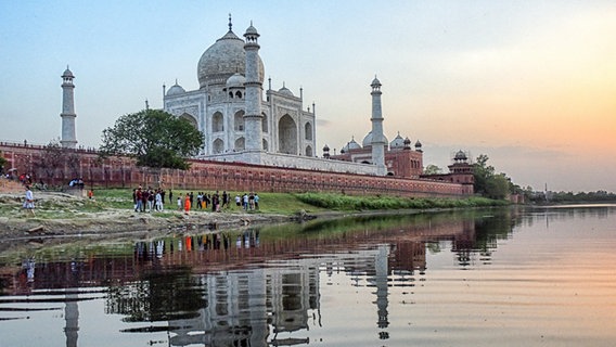 Die Rückseite des Taj Mahal am Fluss Yamuna. © picture alliance Foto: Avishek Das