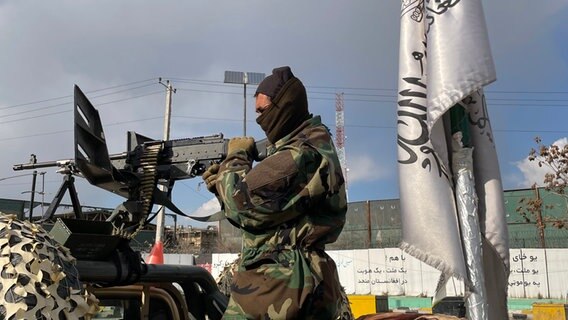 Ein Taliban mit Maschinengewehr an einem Checkposten. © dpa picture alliance Foto: Peter Hornung