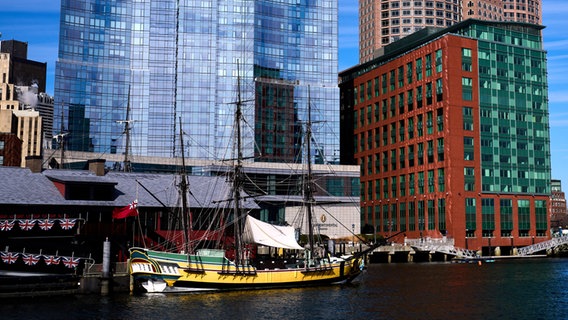 Ein historisches "Boston Tea Party" - Schiff in Boston. © picture alliance Foto: John Walton