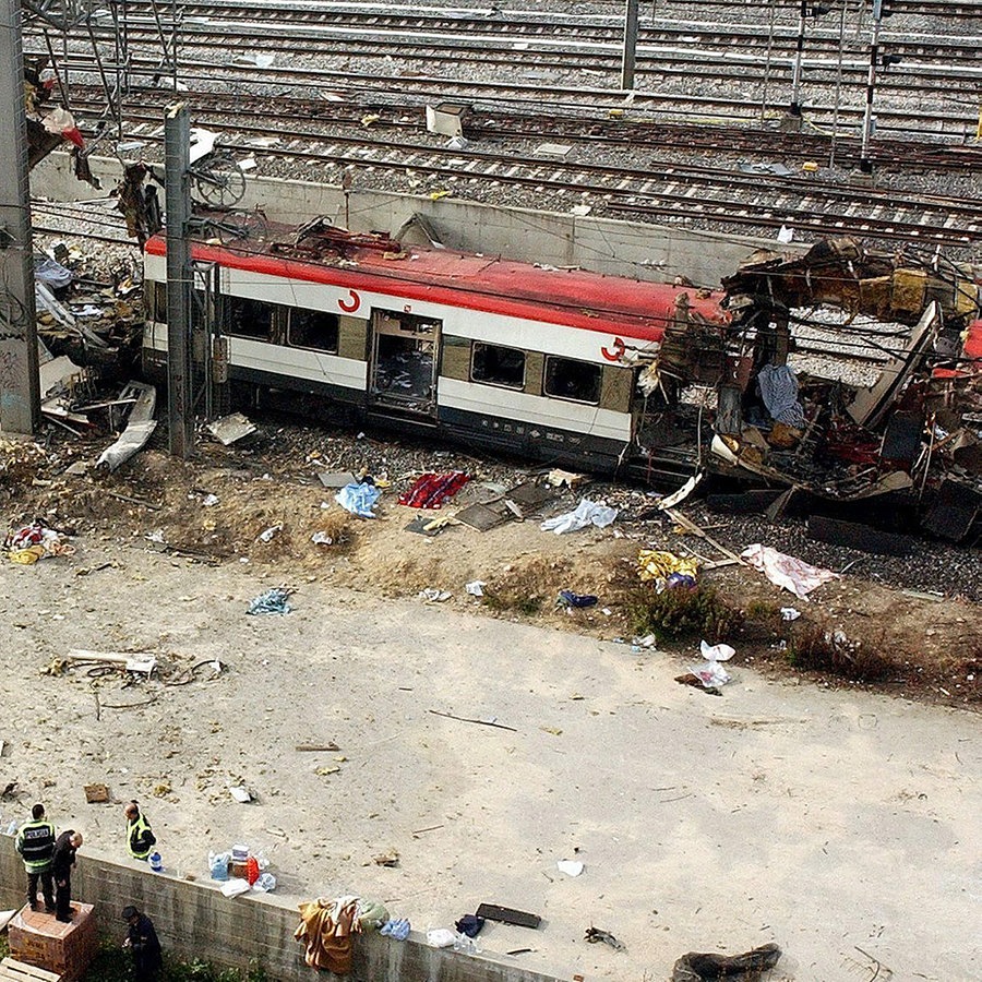 Ein zerstörter Zug nach einem Bombenattentat, Madrid 2004. © picture alliance Foto: Sergio Barrenechea