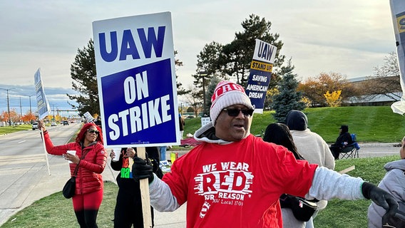 Beschäftigte der Firmen Ford, General Motors und Stellantis, organisiert in der Gewerkschaft UAW, streiken. © ARD Foto: Katrin Brand