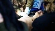 Ein ukrainischer Soldat erhält medizinische Hilfe nach einer Verwundung an der Frontlinie in Donetsk Oblast, Ukraine, 15 February 2023. © picture alliance / Nur Photo Foto: Maciek Musialek