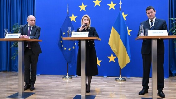 Die ukrainische Vizepremierministerin Olha Stefanishyna (Mitte), der ukrainische Botschafter in Österreich Wassyl Chymynezsowie (li.) der Vertreter der EU-Kommission in Österreich Martin Selmayr (re.) anl. der PK "Next steps towards EU membership". © picture alliance Foto: Helmut Fohringer