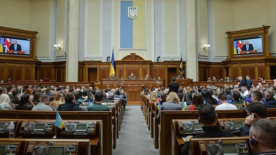 Werchowna Rada, das ukrainische Parlament, während einer Rede des britischen Premierministers über Monitor (2022). © picture alliance Foto: PA Media