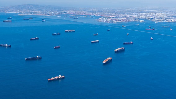 Eine Reihe von LKW vor dem Hafen von Oakland. © dpa picture alliance Foto: Mark Holtzman