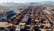 Blick auf den Hafen von Oakland mit Containern und Kränen. © dpa picture alliance Foto: Noah Berger