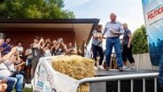 Der frühere Vize-Präsident Mike Pence (Republikanische Partei) und seine Frau Karen treten auf die Bühne der Iowa State Fair. © picture alliance Foto: Greg Hauenstein