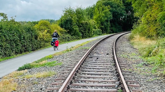 Eine Person fährt Fahrrad am Vennbahn-Radweg © NDR Foto: Astrid Corall
