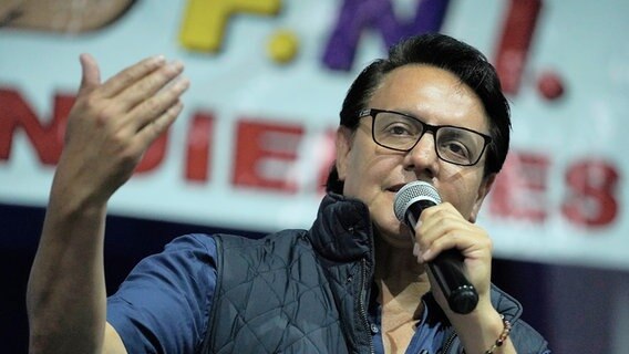 Fernando Villavicencio, ecuadorianischer Präsidentschaftskandidat, spricht während einer Wahlkampfveranstaltung in einer Schule, Minuten bevor er vor derselben Schule in Quito, Ecuador, erschossen wurde Fernando Villavicencio, ecuadorianischer Präsidentschaftskandidat, spricht während einer Wahlkampfveranstaltung in einer Schule, Minuten bevor er vor derselben Schule in Quito, Ecuador, erschossen wurde © picture alliance / API via AP