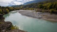 Das grünblaue Wasser der Vjosa in einer Flußbiegung. © ARD Foto: Wolfgang Vichtl