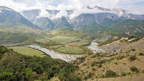 Eine Flussbiegung der Vjosa vor Gebirge. © ARD Foto: Wolfgang Vichtl