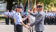 Generalmajor Ruprecht von Butler (r) übergibt einen Wimpel und somit das Kommando über die Deutsch-Französische Brigade an Brigadegeneral Christian Friedl (l). © picture alliance Foto: Philipp von Ditfurth