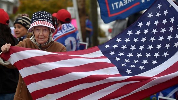 Eine alte Frau hält eine USA-Fahne © dpa-Bildfunk Foto: Aimee Dilger