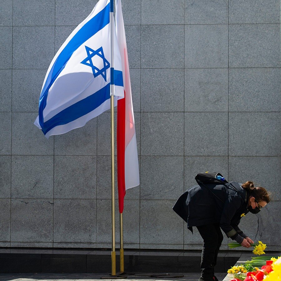Am Denkmal für die Helden des Ghettos zu Ehren der Kämpfer des Aufstandes von 1943 gegen die deutschen Nazi-Truppen weht eine israelische Nationalflagge © picture alliance Foto: Aleksander Kalka
