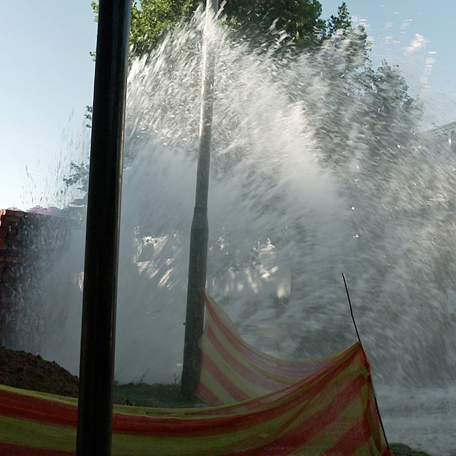 Sprühendes Wasser bei einem Wasserrohrbruch (Südafrika). © ARD Foto: Joe Mogotsi