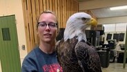 Lindsay mit Challenger, dem Weisskopfseeadler, auf dem Arm. © ARD Washington Foto: Katrin Brand