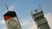 Grenzstein und Grenzturm in der ehemaligen DDR © dpa - Report 