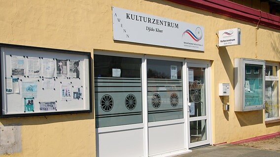 Ansicht von außen auf das Kulturzentraum Djido Kher im Kieler Kulturzentrum © Ulrike Werner 