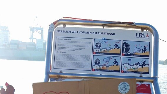 Gefahrenhinweisschild am Elbstrand © NDR Info Foto: Sven Ahnert
