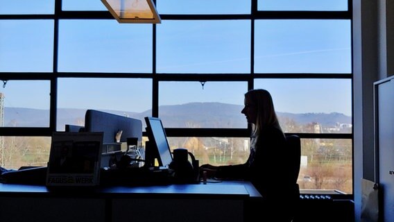 Eine Frau arbeitet in einem Büro im Fagus-Werk © NDR Foto: Silke Lahmann-Lammert