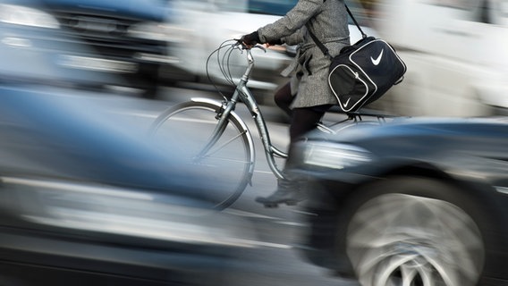 Eine Fahrradfahrerin ist auf der Kieler Straße von Autos umringt © picture-alliance/dpa Foto: Daniel Reinhardt