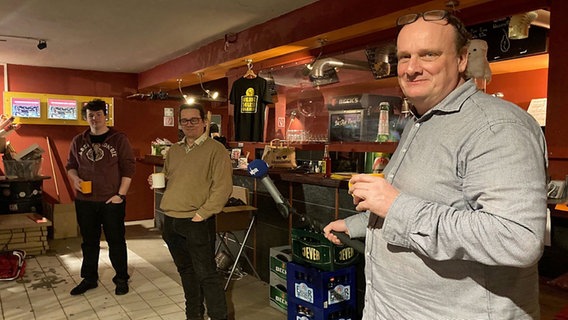 Drei Männer im Foyer des Clubs Bei Chèz Heinz.  