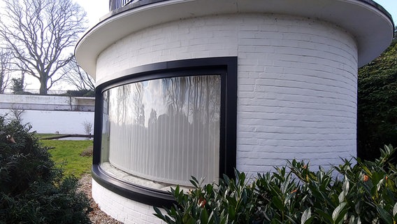 Das gebogene Panoramafenster des Landhaus Michaelsen © NDR Foto: Silke Lahmann-Lammert