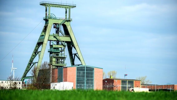 Der Förderturm von Schacht Konrad. © picture-alliance/dpa Foto: Hauke-Christian Dittrich