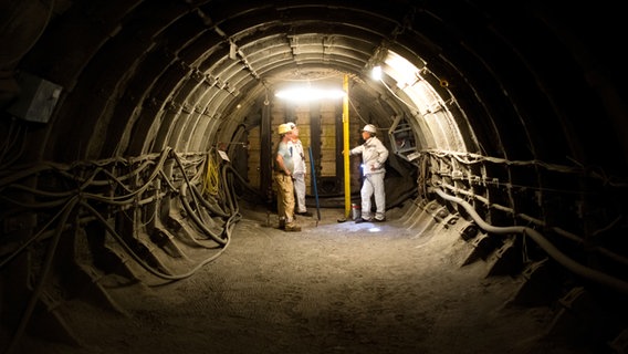 Männer stehen in einem Tunnel im Schacht Konrad © picture-alliance/dpa Foto: Julian Stratenschulte