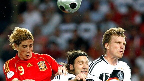 Torsten Frings (M.) und Per Mertesacker im Zweikampf mit Spaniens Fernando Torres © AP 