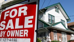 Vor einem Haus in den USA steht ein Schild: "For Sale" © picture-alliance/dpa 