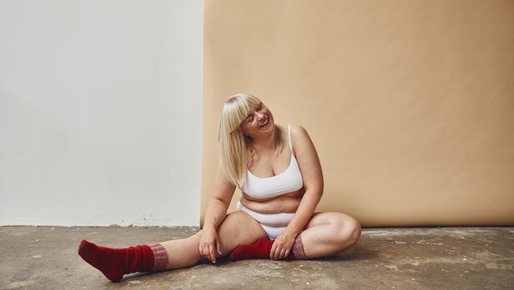 Melanie post in Unterwäsche bei einem Fotoshooting © Julie Marie Werner Foto: Julie Marie Werner