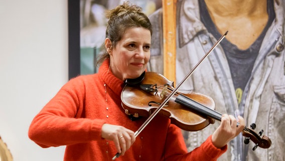 Hanmari Spiegel (Fjarill) spielt auf der Geige. © NDR Foto: Cordula Kropke