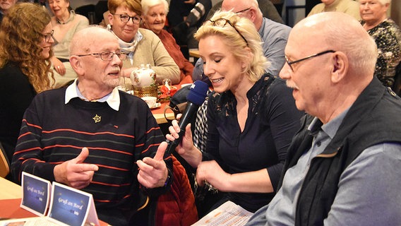 Britta von Lucke interviewt Fritz Deiters und Otto Pollmann vom Museum Norddeich-Radio-e.V. © NDR Foto: Dittmar Martinowsky