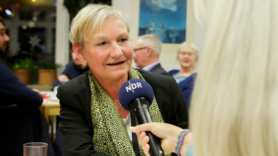 Bischöfin Kirsten Fehrs spricht über die Bedeutung von Frieden im Interview mit Birgit Langhammer. © NDR Foto: Cordula Kropke