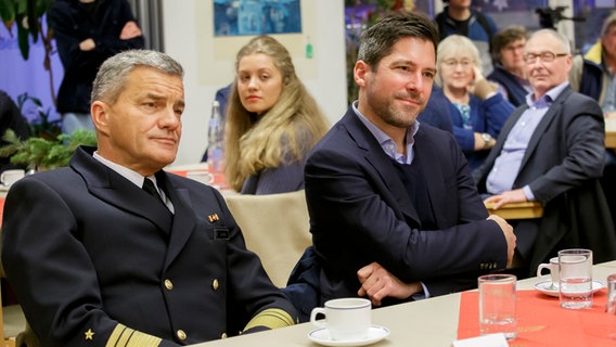 Vizeadmiral Frank Lenski und NDR Chefredakteur Adrian Feuerbacher im Publikum des Duckdalben. © NDR Foto: Cordula Kropke