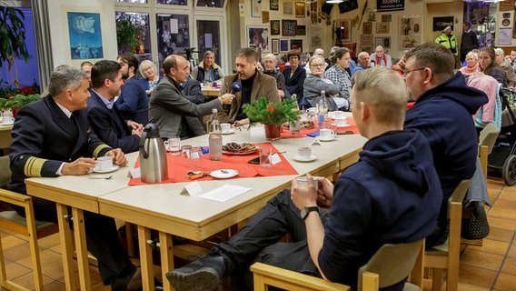 Sören Wichmann (r.), Frank Lenski (l.), Adrian Feuerbacher und weitere Gäste von Gruß an Bord im Duckdalben, 2023. © NDR Foto: Cordula Kropke