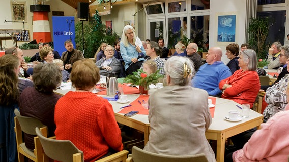 Gut besetzter Gast-und Besuchertisch in der Seemannsmission Duckdalben, Hamburg. © NDR Foto: Cordula Kropke