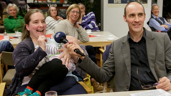 Bettina Konsorke mit Baby Finja und Moderator Ocke Bandixen © NDR Foto: Cordula Kropke