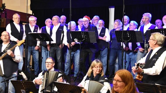 Andreas Kuhnt und Britta von Lucke singen mit dem Bingumer Shantychor. © NDR Foto: Dittmar Martinowsky